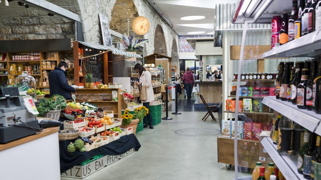 <strong>IM VIADUKT, Markthalle: </strong>A beloved go-to hangout symbolizing the renewal of the formerly all-but-abandoned area, IM VIADUKT features<strong> </strong>various food vendors and restaurants, including one called Restaurant Markthalle (not to be confused with the marketplace in general).