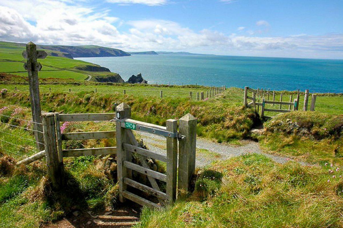 The journey along the Pembrokeshire Coast Path on the coast of Wales can be planned individually and does not have to be done entirely on foot, Great Britain - © Philip Halling CC BY-SA2.0/Wiki