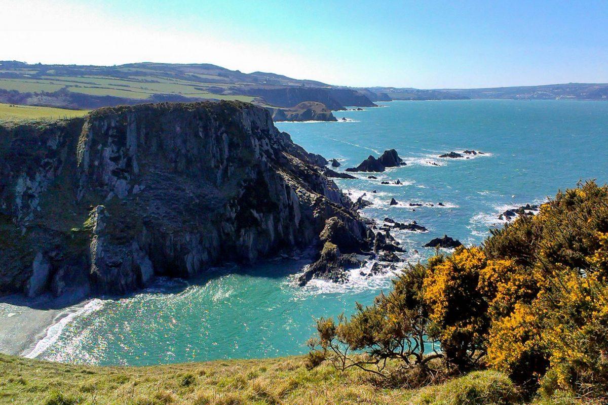 The Pembrokeshire Coast Path on the coast of Wales runs most of the way over cliffs criss-crossed with caves, Great Britain - © Hogyn Lleol CC BY-SA3.0/Wiki