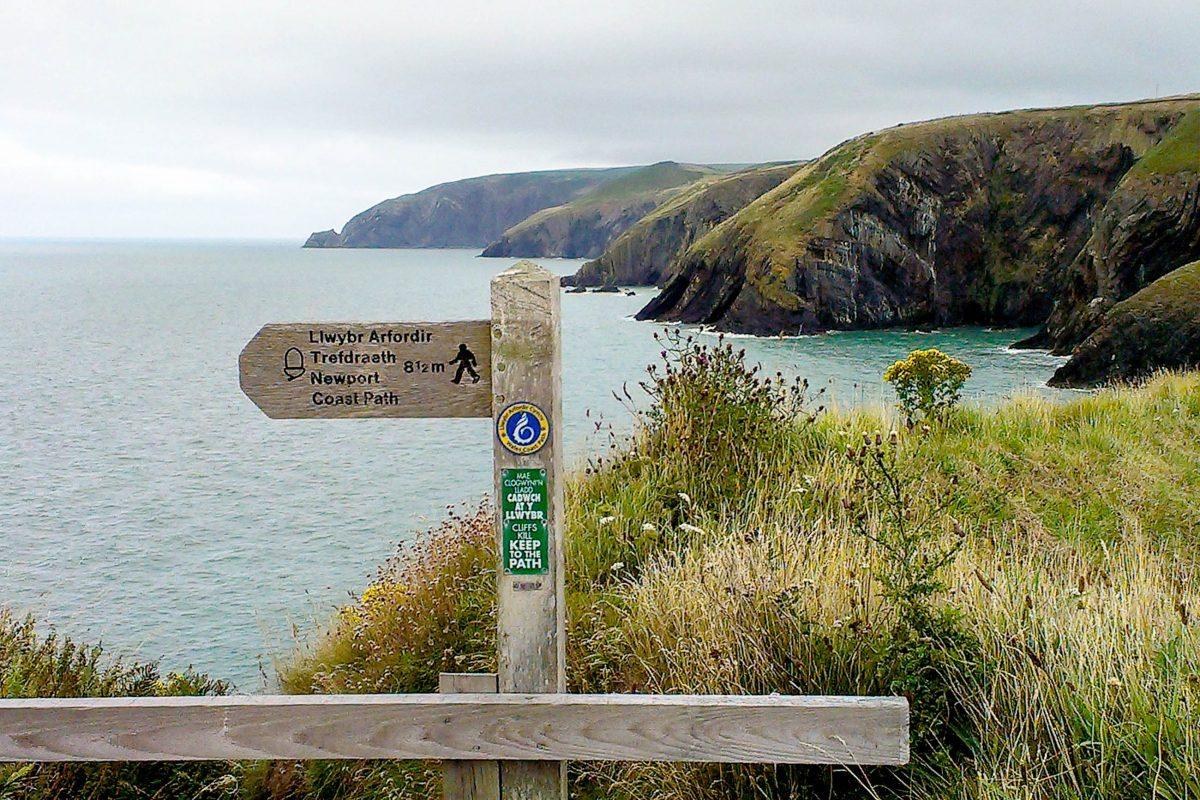 The stages on the Pembrokeshire Coast Path range in length from 11 to 30 kilometres and often include steep climbs, Great Britain - © Hogyn Lleol CC BY-SA 3.0/Wiki