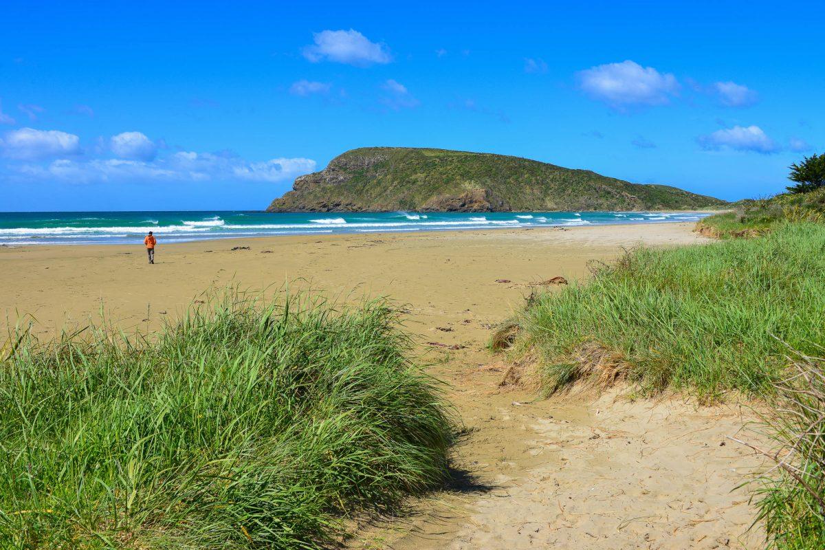Vacationers will find secluded bays like idyllic Cannibal Bay along the spectacular cliffs of the Catlins in southern New Zealand - © FRASHO / franks-travelbox